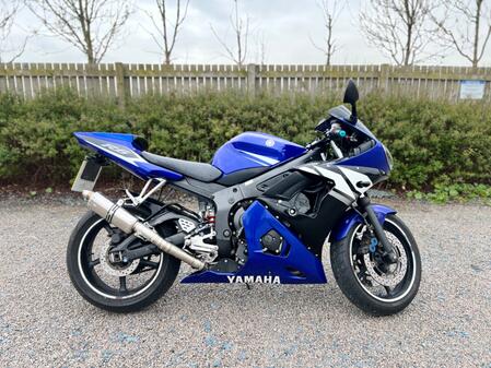 YAMAHA R6 